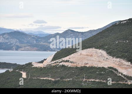 Das Bild zeigt eine Ansicht der Zufahrtsstraßen zur Peljesac-Brücke. Arbeitet am 16. Dezember 2021 oberhalb von Brijeste in Peljesac, Kroatien. Foto: Matko Begovic/PIXSELL Stockfoto