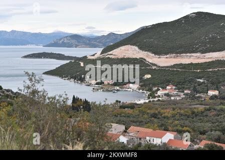 Das Bild zeigt eine Ansicht der Zufahrtsstraßen zur Peljesac-Brücke. Arbeitet am 16. Dezember 2021 oberhalb von Brijeste in Peljesac, Kroatien. Foto: Matko Begovic/PIXSELL Stockfoto