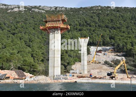 Das Bild zeigt eine Ansicht der Zufahrtsstraßen zur Peljesac-Brücke. Arbeitet am 16. Dezember 2021 oberhalb von Brijeste in Peljesac, Kroatien. Foto: Matko Begovic/PIXSELL Stockfoto