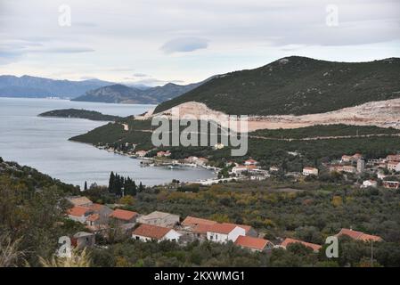 Das Bild zeigt eine Ansicht der Zufahrtsstraßen zur Peljesac-Brücke. Arbeitet am 16. Dezember 2021 oberhalb von Brijeste in Peljesac, Kroatien. Foto: Matko Begovic/PIXSELL Stockfoto