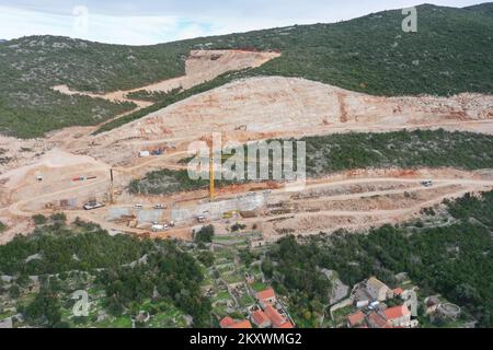 Das Bild zeigt eine Ansicht der Zufahrtsstraßen zur Peljesac-Brücke. Arbeitet am 16. Dezember 2021 oberhalb von Brijeste in Peljesac, Kroatien. Foto: Matko Begovic/PIXSELL Stockfoto