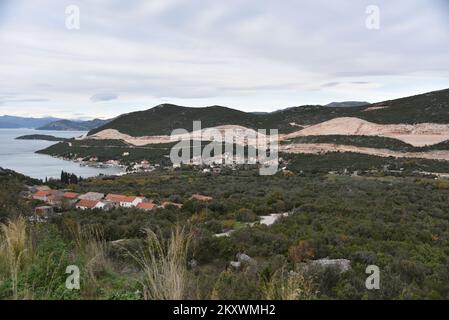 Das Bild zeigt eine Ansicht der Zufahrtsstraßen zur Peljesac-Brücke. Arbeitet am 16. Dezember 2021 oberhalb von Brijeste in Peljesac, Kroatien. Foto: Matko Begovic/PIXSELL Stockfoto