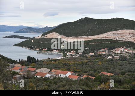 Das Bild zeigt eine Ansicht der Zufahrtsstraßen zur Peljesac-Brücke. Arbeitet am 16. Dezember 2021 oberhalb von Brijeste in Peljesac, Kroatien. Foto: Matko Begovic/PIXSELL Stockfoto