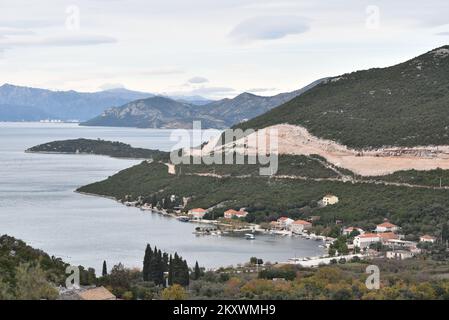 Das Bild zeigt eine Ansicht der Zufahrtsstraßen zur Peljesac-Brücke. Arbeitet am 16. Dezember 2021 oberhalb von Brijeste in Peljesac, Kroatien. Foto: Matko Begovic/PIXSELL Stockfoto