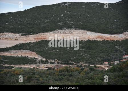 Das Bild zeigt eine Ansicht der Zufahrtsstraßen zur Peljesac-Brücke. Arbeitet am 16. Dezember 2021 oberhalb von Brijeste in Peljesac, Kroatien. Foto: Matko Begovic/PIXSELL Stockfoto