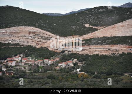 Das Bild zeigt eine Ansicht der Zufahrtsstraßen zur Peljesac-Brücke. Arbeitet am 16. Dezember 2021 oberhalb von Brijeste in Peljesac, Kroatien. Foto: Matko Begovic/PIXSELL Stockfoto