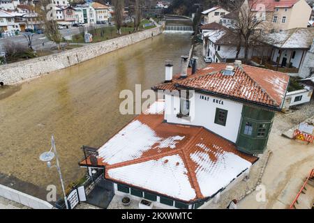 Ein von einer Drohne aufgenommenes Bild zeigt Inat House (Trotzhaus). Als der Standort für den Bau des Rathauses in Sarajewo ermittelt wurde, entschieden die österreichisch-ungarischen Behörden, dass der Bau den Abriss von zwei Restaurants und einem Haus erforderte. Der Besitzer des Hauses hat es aus irgendeinem Grund nicht abgerissen. Nach langen Verhandlungen bat er darum, in Dukaten bezahlt zu werden und sein Haus auf die andere Seite der Küste zu verlegen, Stein für Stein. Sie taten es und es heißt seitdem Inat House (Spite House). Heute beherbergt es ein berühmtes Restaurant in Sarajevo, Bosnien und H. Stockfoto