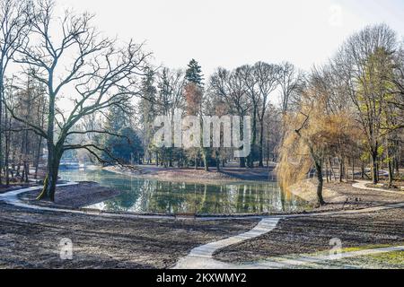 Die Seen im Maksimir-Park füllen sich nach den Umbauarbeiten in Zagreb, Kroatien am 18. Dezember 2021. In den letzten Monaten wurden im Maksimir-Park im Rahmen des europäischen Projekts City Windows in Nature - Improving Urban Biodiversity and Developing Green Infrastructure Bauarbeiten durchgeführt. Die Arbeiten am ersten und zweiten See umfassten die Reinigung des Schlamms vom Grund, die Rekonstruktion der Brücke, die Organisation von Flora und Fauna und die Erweiterung und das Hinzufügen neuer Wege sowie die Organisation von Bootsanlegestellen an dem Ort, an dem er ursprünglich in Betrieb genommen wurde. Foto: Slavo Midzor/PIXSELL Stockfoto