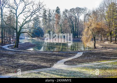 Die Seen im Maksimir-Park füllen sich nach den Umbauarbeiten in Zagreb, Kroatien am 18. Dezember 2021. In den letzten Monaten wurden im Maksimir-Park im Rahmen des europäischen Projekts City Windows in Nature - Improving Urban Biodiversity and Developing Green Infrastructure Bauarbeiten durchgeführt. Die Arbeiten am ersten und zweiten See umfassten die Reinigung des Schlamms vom Grund, die Rekonstruktion der Brücke, die Organisation von Flora und Fauna und die Erweiterung und das Hinzufügen neuer Wege sowie die Organisation von Bootsanlegestellen an dem Ort, an dem er ursprünglich in Betrieb genommen wurde. Foto: Slavo Midzor/PIXSELL Stockfoto