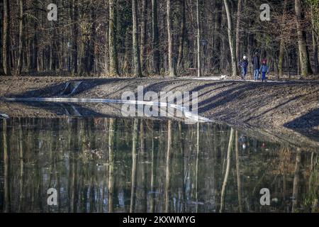 Die Seen im Maksimir-Park füllen sich nach den Umbauarbeiten in Zagreb, Kroatien am 18. Dezember 2021. In den letzten Monaten wurden im Maksimir-Park im Rahmen des europäischen Projekts City Windows in Nature - Improving Urban Biodiversity and Developing Green Infrastructure Bauarbeiten durchgeführt. Die Arbeiten am ersten und zweiten See umfassten die Reinigung des Schlamms vom Grund, die Rekonstruktion der Brücke, die Organisation von Flora und Fauna und die Erweiterung und das Hinzufügen neuer Wege sowie die Organisation von Bootsanlegestellen an dem Ort, an dem er ursprünglich in Betrieb genommen wurde. Foto: Slavo Midzor/PIXSELL Stockfoto