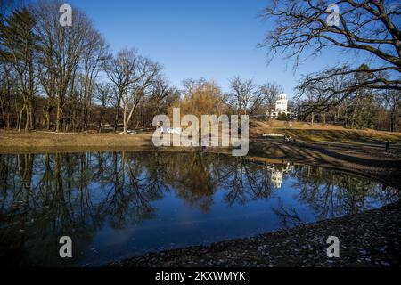 Die Seen im Maksimir-Park füllen sich nach den Umbauarbeiten in Zagreb, Kroatien am 18. Dezember 2021. In den letzten Monaten wurden im Maksimir-Park im Rahmen des europäischen Projekts City Windows in Nature - Improving Urban Biodiversity and Developing Green Infrastructure Bauarbeiten durchgeführt. Die Arbeiten am ersten und zweiten See umfassten die Reinigung des Schlamms vom Grund, die Rekonstruktion der Brücke, die Organisation von Flora und Fauna und die Erweiterung und das Hinzufügen neuer Wege sowie die Organisation von Bootsanlegestellen an dem Ort, an dem er ursprünglich in Betrieb genommen wurde. Foto: Slavo Midzor/PIXSELL Stockfoto