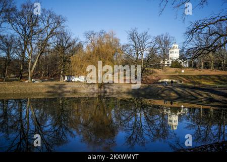 Die Seen im Maksimir-Park füllen sich nach den Umbauarbeiten in Zagreb, Kroatien am 18. Dezember 2021. In den letzten Monaten wurden im Maksimir-Park im Rahmen des europäischen Projekts City Windows in Nature - Improving Urban Biodiversity and Developing Green Infrastructure Bauarbeiten durchgeführt. Die Arbeiten am ersten und zweiten See umfassten die Reinigung des Schlamms vom Grund, die Rekonstruktion der Brücke, die Organisation von Flora und Fauna und die Erweiterung und das Hinzufügen neuer Wege sowie die Organisation von Bootsanlegestellen an dem Ort, an dem er ursprünglich in Betrieb genommen wurde. Foto: Slavo Midzor/PIXSELL Stockfoto