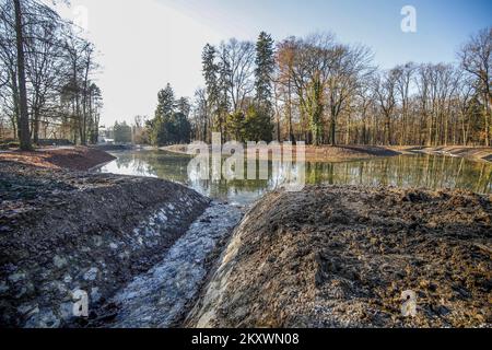 Die Seen im Maksimir-Park füllen sich nach den Umbauarbeiten in Zagreb, Kroatien am 18. Dezember 2021. In den letzten Monaten wurden im Maksimir-Park im Rahmen des europäischen Projekts City Windows in Nature - Improving Urban Biodiversity and Developing Green Infrastructure Bauarbeiten durchgeführt. Die Arbeiten am ersten und zweiten See umfassten die Reinigung des Schlamms vom Grund, die Rekonstruktion der Brücke, die Organisation von Flora und Fauna und die Erweiterung und das Hinzufügen neuer Wege sowie die Organisation von Bootsanlegestellen an dem Ort, an dem er ursprünglich in Betrieb genommen wurde. Foto: Slavo Midzor/PIXSELL Stockfoto