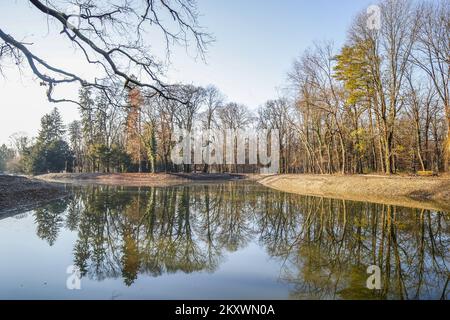 Die Seen im Maksimir-Park füllen sich nach den Umbauarbeiten in Zagreb, Kroatien am 18. Dezember 2021. In den letzten Monaten wurden im Maksimir-Park im Rahmen des europäischen Projekts City Windows in Nature - Improving Urban Biodiversity and Developing Green Infrastructure Bauarbeiten durchgeführt. Die Arbeiten am ersten und zweiten See umfassten die Reinigung des Schlamms vom Grund, die Rekonstruktion der Brücke, die Organisation von Flora und Fauna und die Erweiterung und das Hinzufügen neuer Wege sowie die Organisation von Bootsanlegestellen an dem Ort, an dem er ursprünglich in Betrieb genommen wurde. Foto: Slavo Midzor/PIXSELL Stockfoto