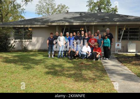 Slidell, La., 18. Oktober 2012 FEMA Future Leaders Teilnehmer posieren für ein Foto vor einem der Häuser, die vom Hurrikan Isaac überflutet wurden, wo sie freiwillig ihre Zeit für das Innere des Gebäudes gaben. Louisiana Hurrikan Isaac. Fotos zu Katastrophen- und Notfallmanagementprogrammen, Aktivitäten und Beamten Stockfoto