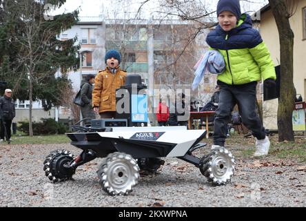 Am 22. Dezember 2021 fand im Adventshaus vor dem Maksimir Cultural Center in Zagreb, Kroatien, eine Weihnachtsroboterparty statt. Roboter bereiten heiße Getränke und Weihnachtsgeschenke zu und servieren sie den Besuchern. Foto: Marko Prpic/PIXSELL Stockfoto