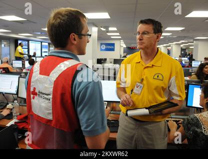 Washington, D.C., 30. Oktober 2012 Vertreter des Roten Kreuzes Zach Cahalan, Left, und Southern Baptist Convention Disaster Relief Coordinator Bruce Poss spricht am 30. Oktober 2012 über Aktivitäten der Freiwilligenagentur im National Response Coordination Center am Hauptsitz der FEMA. Washington, DC, USA-- Vertreter des Roten Kreuzes Zach Cahalan, Left und Southern Baptist Conventoin Disaster Relief Coordinator Bruce Poss spricht über Aktivitäten der Freiwilligenagentur im National Response Coordination Center am 30. Oktober 2012 in der FEMA-Zentrale. Fotografien zu Katastrophen und Notfallmanagement S. Stockfoto