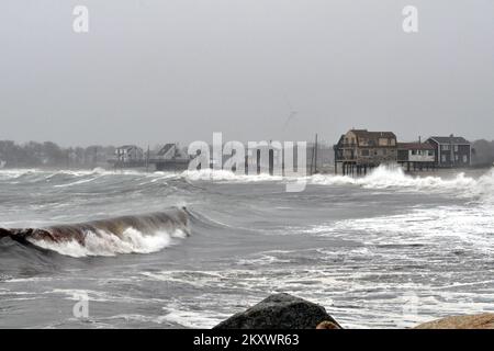 Die Brandung nimmt zu, während Sandy noch weit vor der Küste liegt. Massachusetts Hurrikan Sandy. Fotos zu Katastrophen- und Notfallmanagementprogrammen, Aktivitäten und Beamten Stockfoto