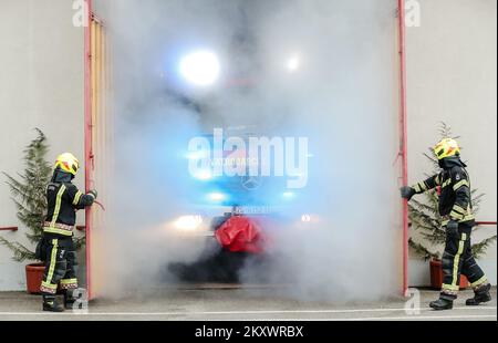 Die Feuerwehr von Zagreb bekam einen neuen Löschwagen, der nach dem Jungen Grga benannt wird, der von den Feuerwehrleuten gerettet wurde, aber aufgrund schwerer Verletzungen starb er am 23. In Zagreb, Kroatien. Dezember 2021. Foto: Sanjin Strukic/PIXSELL Stockfoto