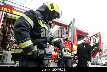 Die Feuerwehr von Zagreb bekam einen neuen Löschwagen, der nach dem Jungen Grga benannt wird, der von den Feuerwehrleuten gerettet wurde, aber aufgrund schwerer Verletzungen starb er am 23. In Zagreb, Kroatien. Dezember 2021. Foto: Sanjin Strukic/PIXSELL Stockfoto