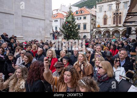 Die Kalender singen Weihnachtslieder in Dubrovnik am 24. Dezember 2021. Dubrovnik Carol ist ein alter Brauch der Glückwünsche, der in Dubrovnik und seiner Umgebung geschätzt wird. Kalender, die durch die Straßen, Häuser und Wohnungen fahren, stoßen auf den ersten Weihnachtsfeiertag an und gratulieren zum bevorstehenden Weihnachten und Neujahr. Foto: Grgo Jelavic/PIXSELL Stockfoto