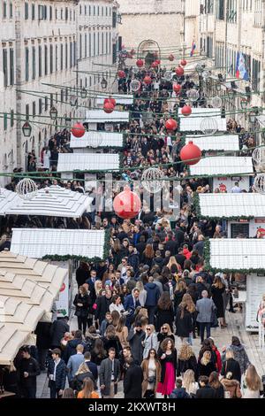 Die Kalender singen Weihnachtslieder in Dubrovnik am 24. Dezember 2021. Dubrovnik Carol ist ein alter Brauch der Glückwünsche, der in Dubrovnik und seiner Umgebung geschätzt wird. Kalender, die durch die Straßen, Häuser und Wohnungen fahren, stoßen auf den ersten Weihnachtsfeiertag an und gratulieren zum bevorstehenden Weihnachten und Neujahr. Foto: Grgo Jelavic/PIXSELL Stockfoto