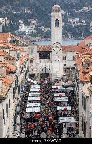 Die Kalender singen Weihnachtslieder in Dubrovnik am 24. Dezember 2021. Dubrovnik Carol ist ein alter Brauch der Glückwünsche, der in Dubrovnik und seiner Umgebung geschätzt wird. Kalender, die durch die Straßen, Häuser und Wohnungen fahren, stoßen auf den ersten Weihnachtsfeiertag an und gratulieren zum bevorstehenden Weihnachten und Neujahr. Foto: Grgo Jelavic/PIXSELL Stockfoto