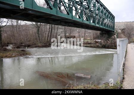 Blick auf ein Hochwassergebiet bei Knin, Kroatien, am 28. Dezember 2021. Der Wasserstand stieg in den Flüssen und überfluteten Straßenübergängen und Brücken. Foto: Dusko Jaramaz/PIXSELL Stockfoto