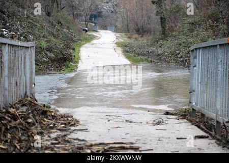 Blick auf ein Hochwassergebiet bei Knin, Kroatien, am 28. Dezember 2021. Der Wasserstand stieg in den Flüssen und überfluteten Straßenübergängen und Brücken. Foto: Dusko Jaramaz/PIXSELL Stockfoto