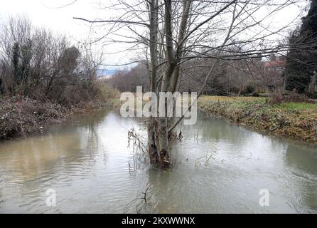 Blick auf ein Hochwassergebiet bei Knin, Kroatien, am 28. Dezember 2021. Der Wasserstand stieg in den Flüssen und überfluteten Straßenübergängen und Brücken. Foto: Dusko Jaramaz/PIXSELL Stockfoto