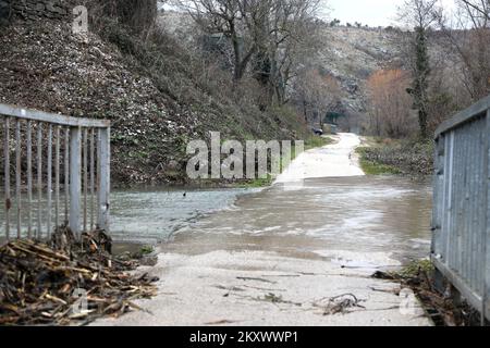 Blick auf ein Hochwassergebiet bei Knin, Kroatien, am 28. Dezember 2021. Der Wasserstand stieg in den Flüssen und überfluteten Straßenübergängen und Brücken. Foto: Dusko Jaramaz/PIXSELL Stockfoto