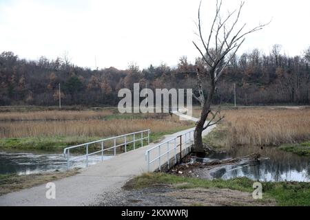 Blick auf ein Hochwassergebiet bei Knin, Kroatien, am 28. Dezember 2021. Der Wasserstand stieg in den Flüssen und überfluteten Straßenübergängen und Brücken. Foto: Dusko Jaramaz/PIXSELL Stockfoto