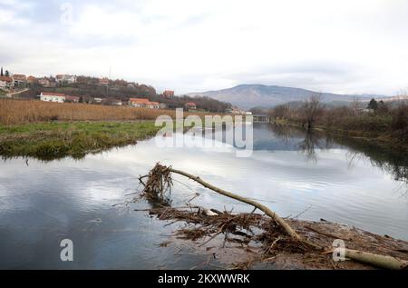 Blick auf ein Hochwassergebiet bei Knin, Kroatien, am 28. Dezember 2021. Der Wasserstand stieg in den Flüssen und überfluteten Straßenübergängen und Brücken. Foto: Dusko Jaramaz/PIXSELL Stockfoto