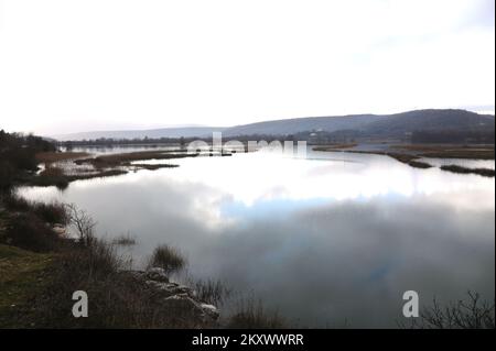 Blick auf ein Hochwassergebiet bei Knin, Kroatien, am 28. Dezember 2021. Der Wasserstand stieg in den Flüssen und überfluteten Straßenübergängen und Brücken. Foto: Dusko Jaramaz/PIXSELL Stockfoto