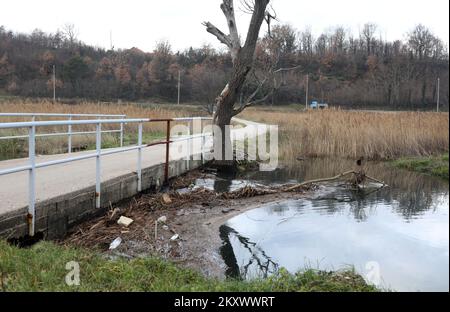 Blick auf ein Hochwassergebiet bei Knin, Kroatien, am 28. Dezember 2021. Der Wasserstand stieg in den Flüssen und überfluteten Straßenübergängen und Brücken. Foto: Dusko Jaramaz/PIXSELL Stockfoto