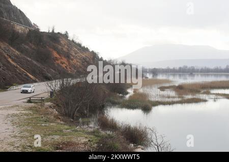 Blick auf ein Hochwassergebiet bei Knin, Kroatien, am 28. Dezember 2021. Der Wasserstand stieg in den Flüssen und überfluteten Straßenübergängen und Brücken. Foto: Dusko Jaramaz/PIXSELL Stockfoto