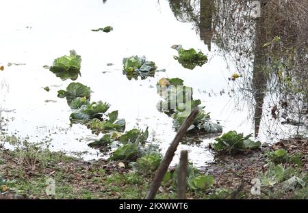 Blick auf ein Hochwassergebiet bei Knin, Kroatien, am 28. Dezember 2021. Der Wasserstand stieg in den Flüssen und überfluteten Straßenübergängen und Brücken. Foto: Dusko Jaramaz/PIXSELL Stockfoto