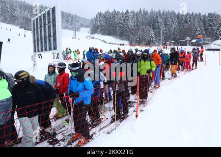 Am 11. Januar 2022 werden Menschen in einem Skigebiet am Bjelasnica Mountain in Sarajewo, Bosnien und Herzegowina, gesehen. Foto: Armin Durgut/PIXSELL Stockfoto