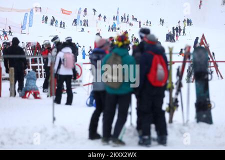 Am 11. Januar 2022 werden Menschen in einem Skigebiet am Bjelasnica Mountain in Sarajewo, Bosnien und Herzegowina, gesehen. Foto: Armin Durgut/PIXSELL Stockfoto