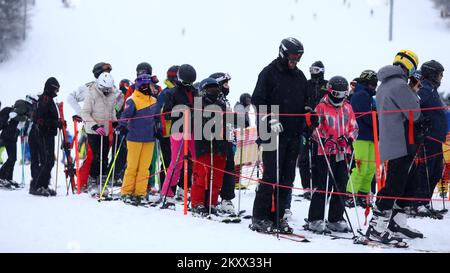 Am 11. Januar 2022 werden Menschen in einem Skigebiet am Bjelasnica Mountain in Sarajewo, Bosnien und Herzegowina, gesehen. Foto: Armin Durgut/PIXSELL Stockfoto