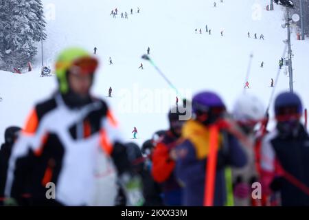 Am 11. Januar 2022 werden Menschen in einem Skigebiet am Bjelasnica Mountain in Sarajewo, Bosnien und Herzegowina, gesehen. Foto: Armin Durgut/PIXSELL Stockfoto