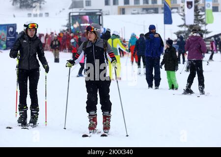 Am 11. Januar 2022 werden Menschen in einem Skigebiet am Bjelasnica Mountain in Sarajewo, Bosnien und Herzegowina, gesehen. Foto: Armin Durgut/PIXSELL Stockfoto