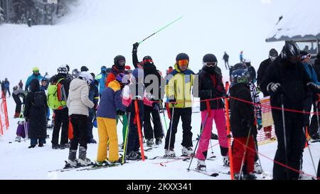 Am 11. Januar 2022 werden Menschen in einem Skigebiet am Bjelasnica Mountain in Sarajewo, Bosnien und Herzegowina, gesehen. Foto: Armin Durgut/PIXSELL Stockfoto