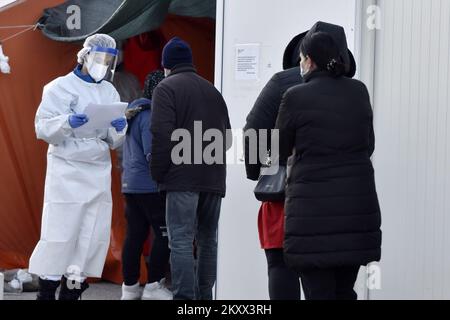 Trotz der Tatsache, dass die Tests ab heute beim Hausarzt durchgeführt werden können, wartete eine große Menschenmenge am 13 am Haupttestpunkt für COVID-19 in Sibenik, Kroatien. Januar 2022. Foto: Hrvoje Jelavic/PIXSELL Stockfoto