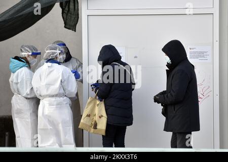 Trotz der Tatsache, dass die Tests ab heute beim Hausarzt durchgeführt werden können, wartete eine große Menschenmenge am 13 am Haupttestpunkt für COVID-19 in Sibenik, Kroatien. Januar 2022. Foto: Hrvoje Jelavic/PIXSELL Stockfoto