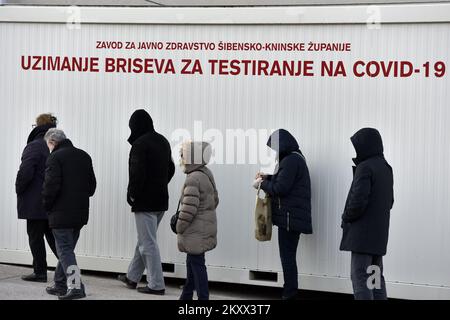 Trotz der Tatsache, dass die Tests ab heute beim Hausarzt durchgeführt werden können, wartete eine große Menschenmenge am 13 am Haupttestpunkt für COVID-19 in Sibenik, Kroatien. Januar 2022. Foto: Hrvoje Jelavic/PIXSELL Stockfoto