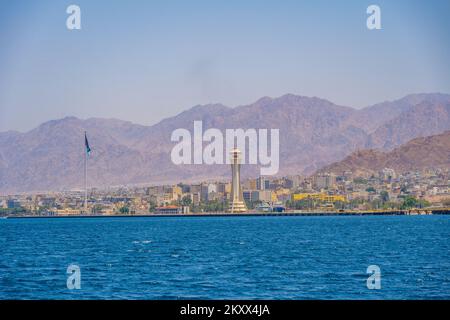 Akaba aus dem Roten Meer mit dem Hafenturm und der arabischen Rebellenfahnenstange Stockfoto