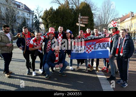 Kroatische und serbische Fans trafen sich am Vorabend des heutigen Handball-Europameisterschaftsspiels zwischen Kroatien und Serbien im Zentrum von Szeged, Ungarn, am 15. Januar 2021. Foto: Sanjin Strukic/PIXSELL Stockfoto