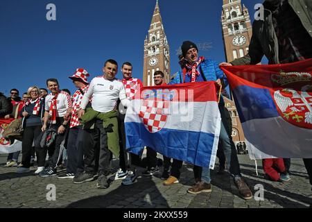 Kroatische und serbische Fans trafen sich am Vorabend des heutigen Handball-Europameisterschaftsspiels zwischen Kroatien und Serbien im Zentrum von Szeged, Ungarn, am 15. Januar 2021. Foto: Sanjin Strukic/PIXSELL Stockfoto