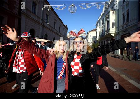 Kroatische und serbische Fans trafen sich am Vorabend des heutigen Handball-Europameisterschaftsspiels zwischen Kroatien und Serbien im Zentrum von Szeged, Ungarn, am 15. Januar 2021. Foto: Sanjin Strukic/PIXSELL Stockfoto